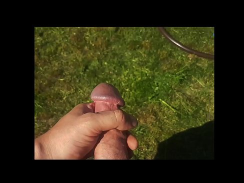 ❤️ Vroča lepotica dobi svojo rožnato pičko, ki jo jebe, in se zraven cmeri s curkom na poletnem vrtu ❤❌ Porno pri nas ﹏